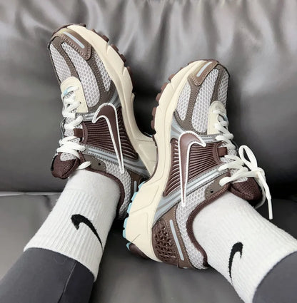 Nike Unisex Sneakers Zoom Vomero 5 Earth Fossil
